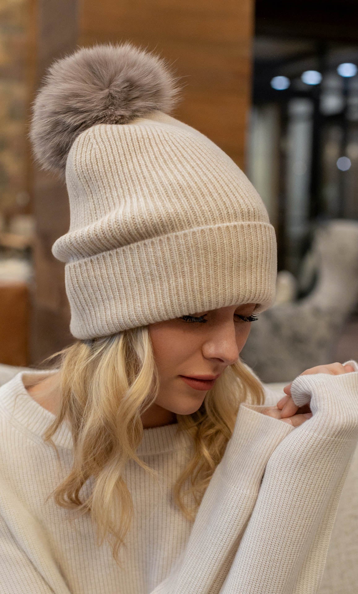 【みっちゃん】CASHMERE PON PON BEANIE Beanie with Pom Pom | Women's Cashmere Wool Hat | Eric Javits